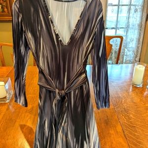 Slim casual dress with slit